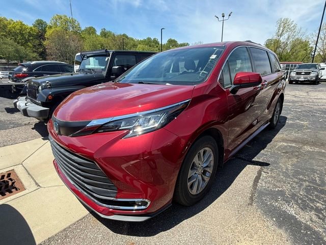 Used 2022 Toyota Sienna XLE FWD image 3