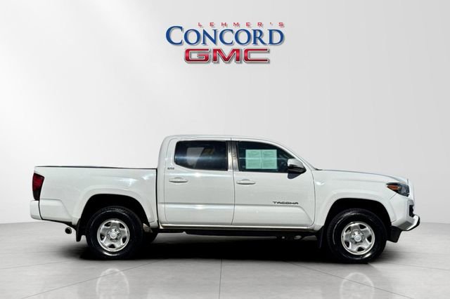 Used 2022 Toyota Tacoma SR5 w/ Technology Package image 3