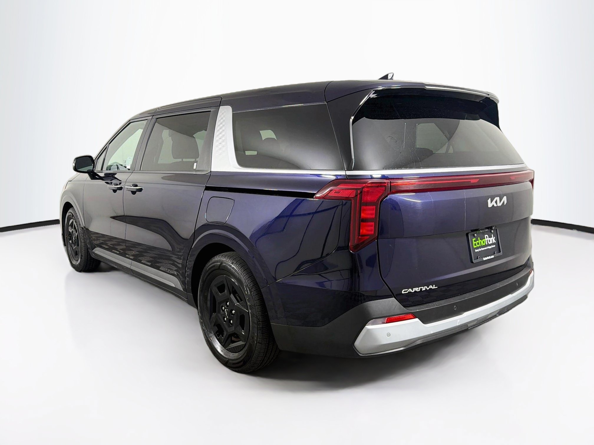 Used 2025 Kia Carnival FWD image 5