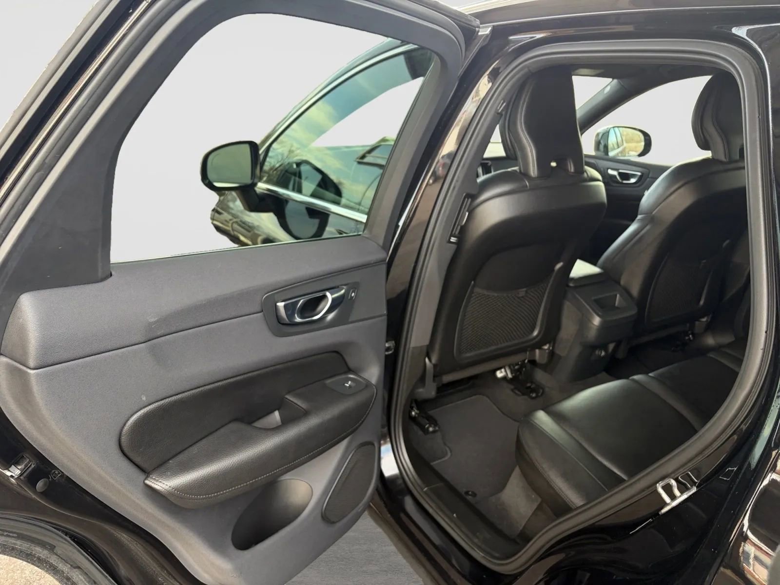 Used 2019 Volvo XC60 T5 Momentum w/ Multimedia Package AWD/4WD image 47