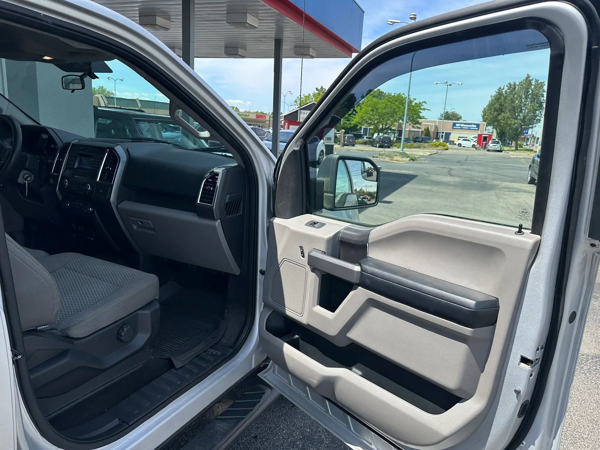 Used 2015 Ford F150 XLT AWD/4WD image 24