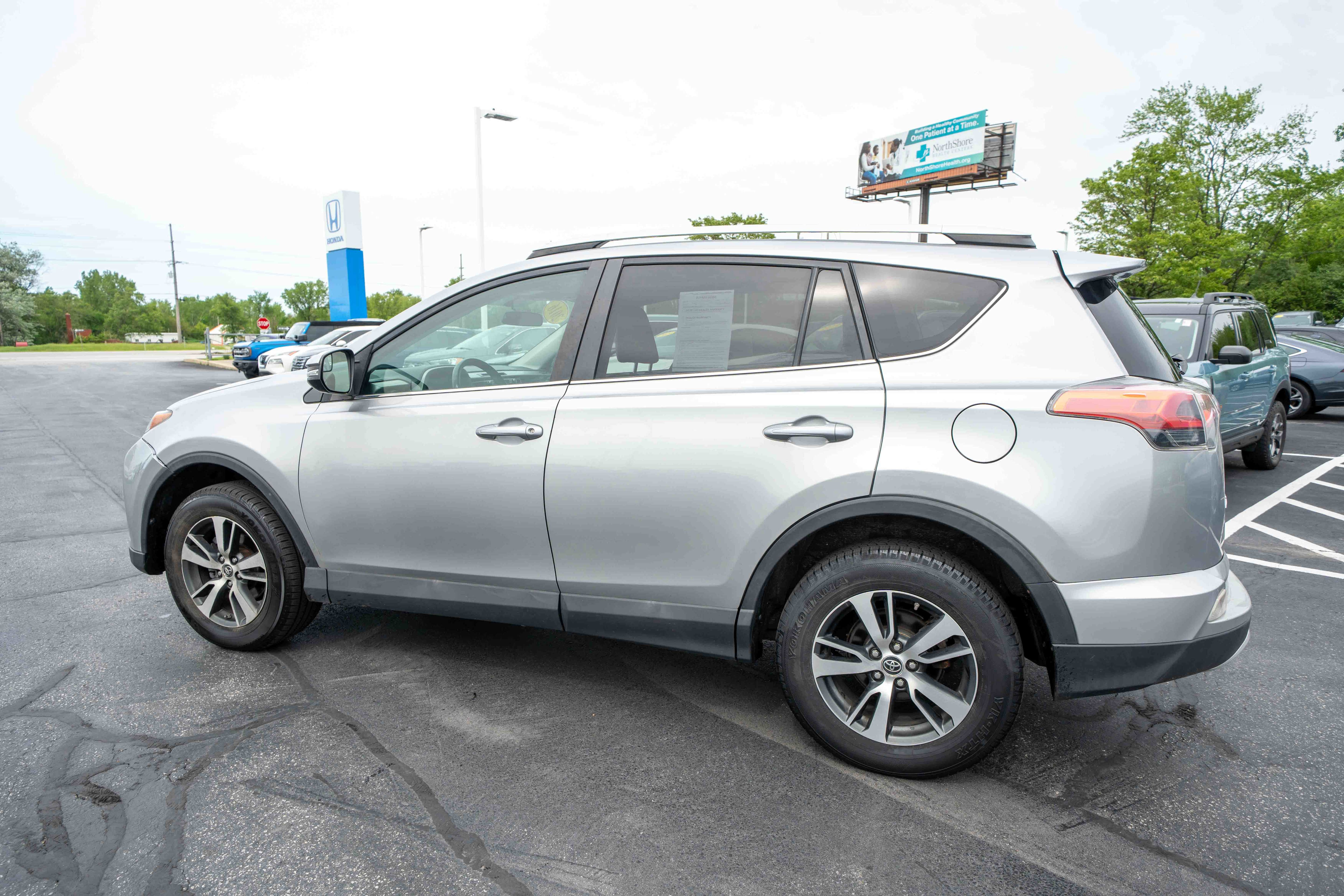 Used 2016 Toyota RAV4 XLE AWD/4WD image 4