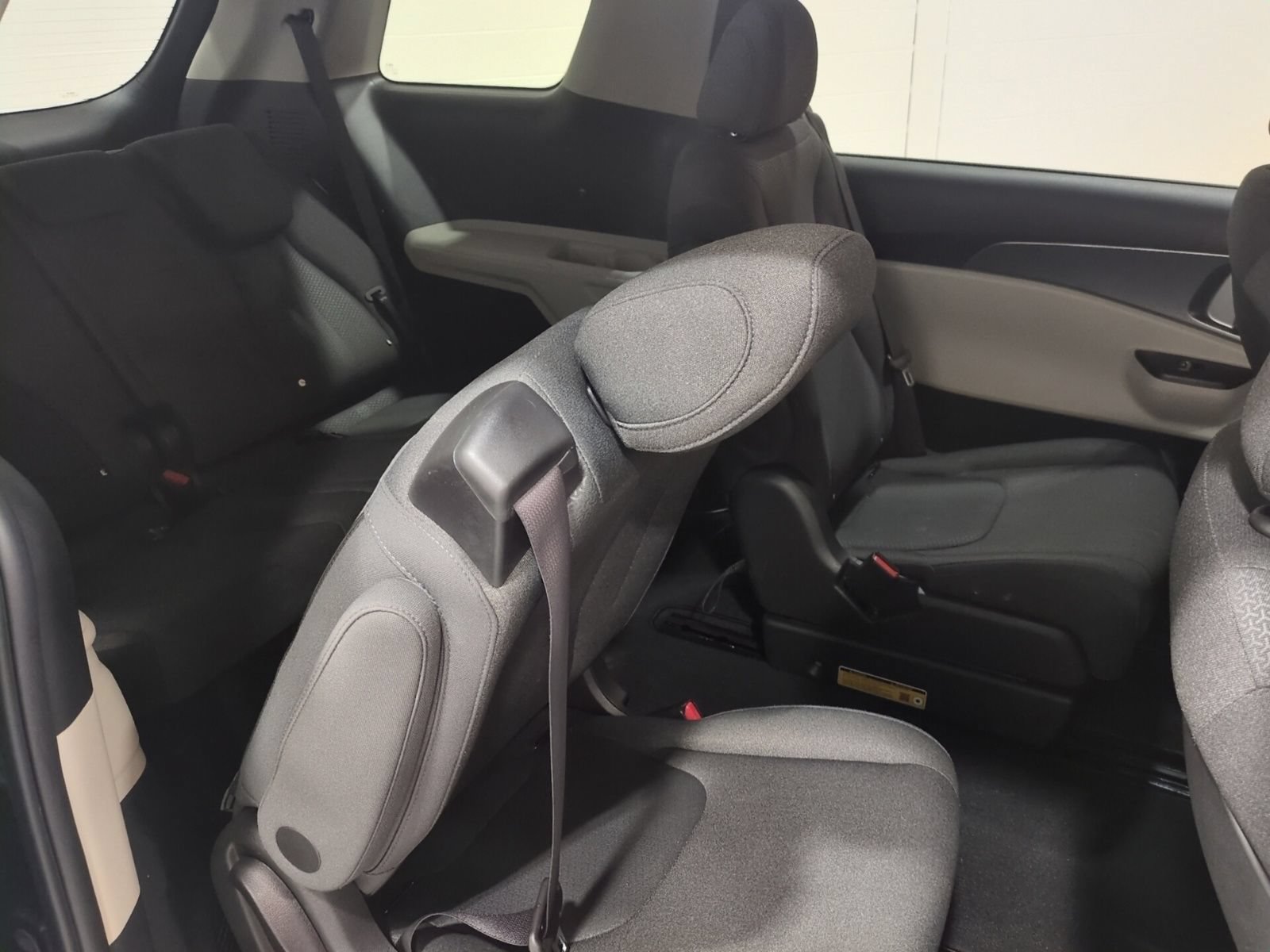 Certified 2024 Kia Carnival LX FWD image 11