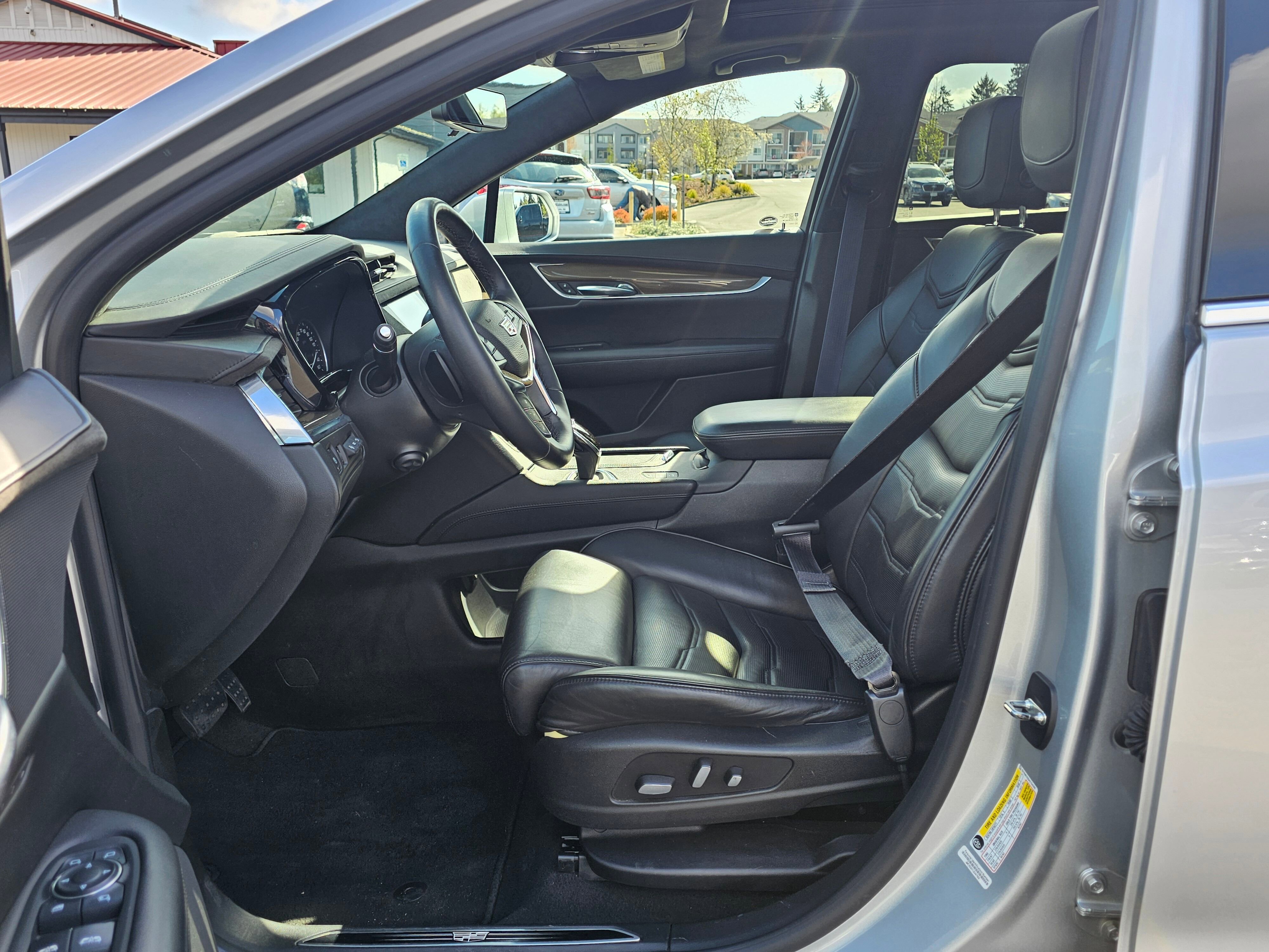 Used 2017 Cadillac XT5 Platinum w/ Driver Assist Package image 29