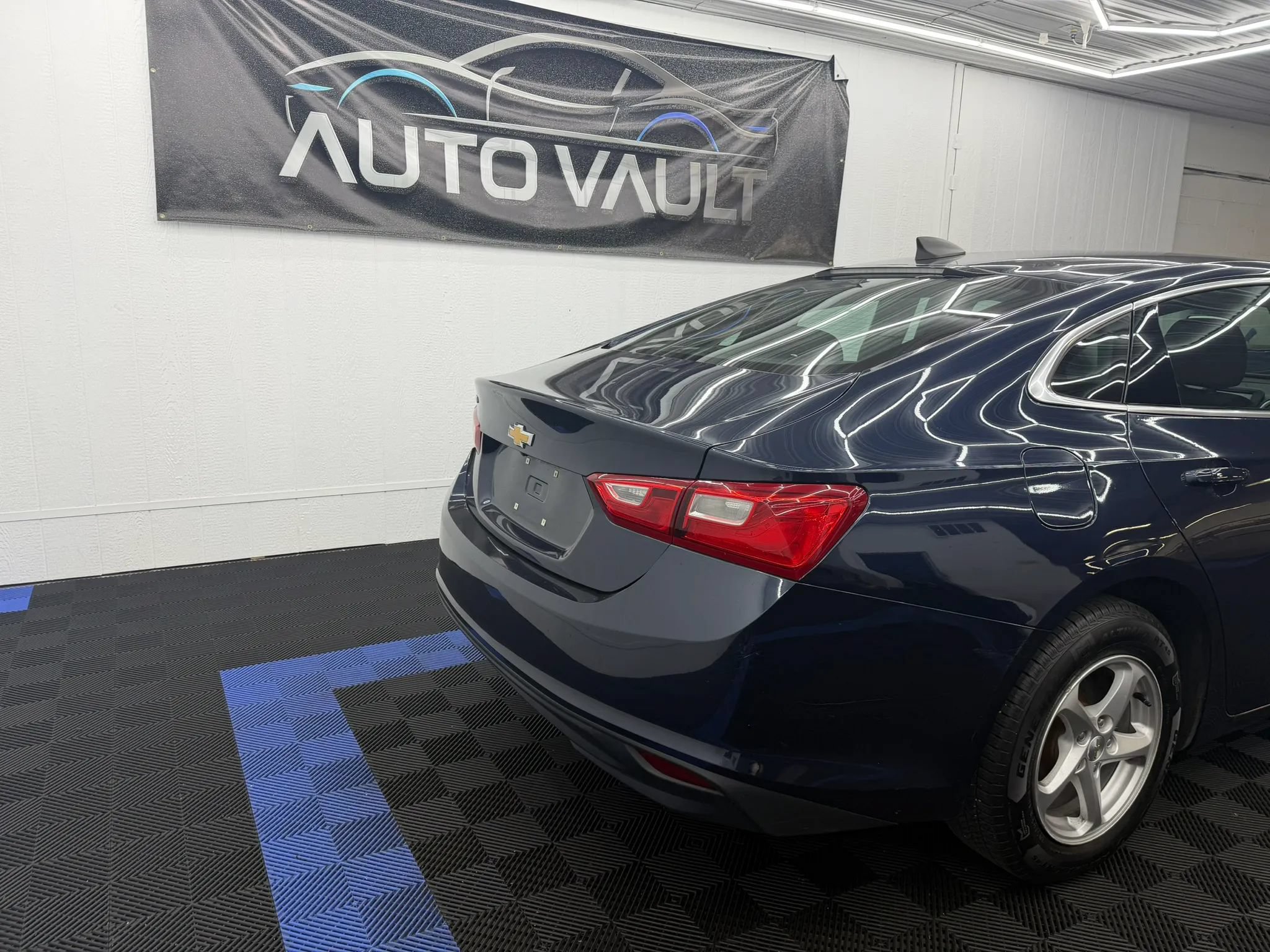 Used 2018 Chevrolet Malibu LS FWD image 2