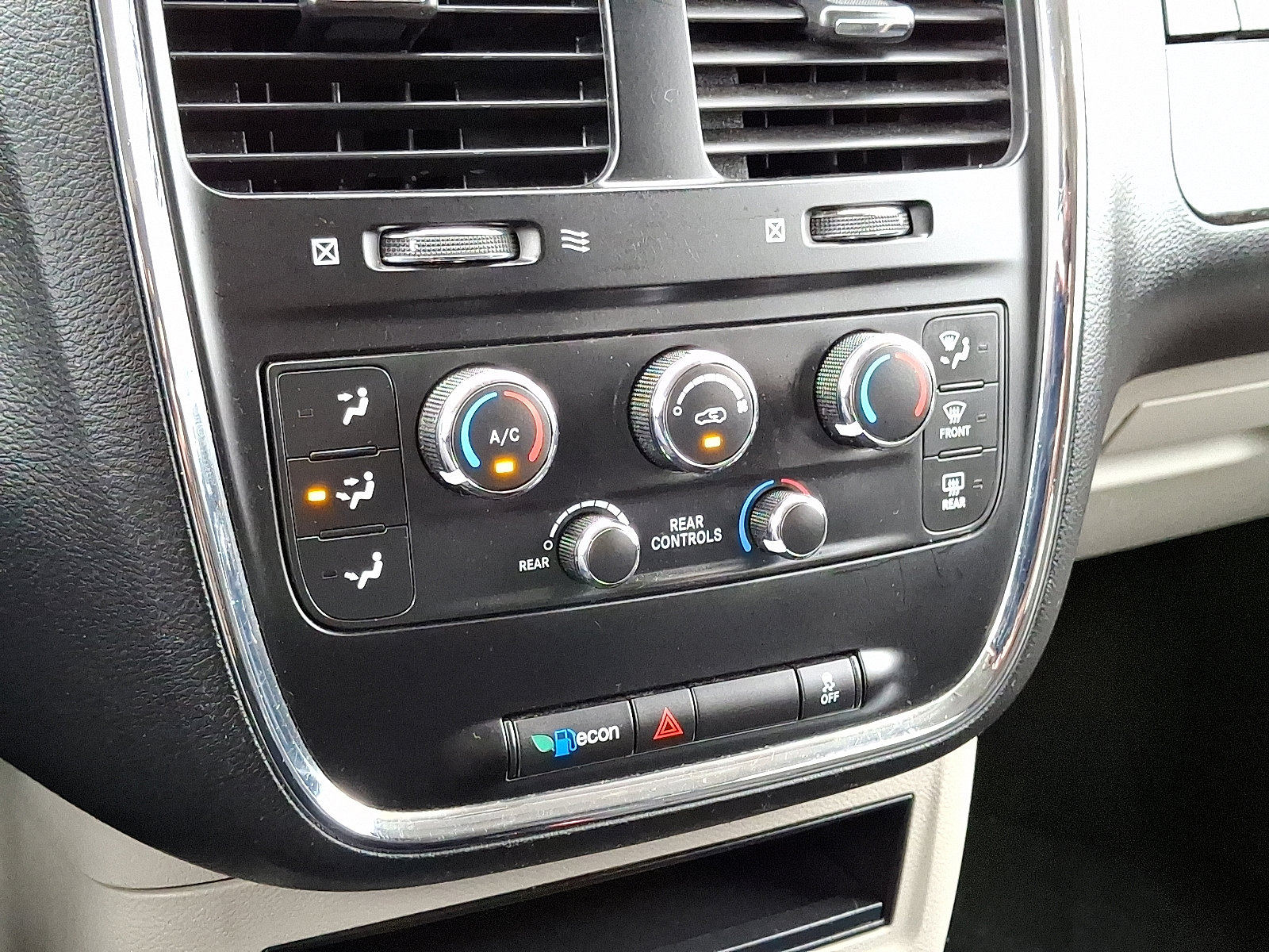 Used 2018 Dodge Grand Caravan SE w/ UConnect Hands-Free Group image 18