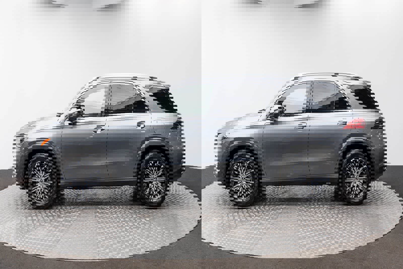 Used 2025 Mercedes-Benz GLE 450e 4MATIC w/ Driver Assistance Package image 3