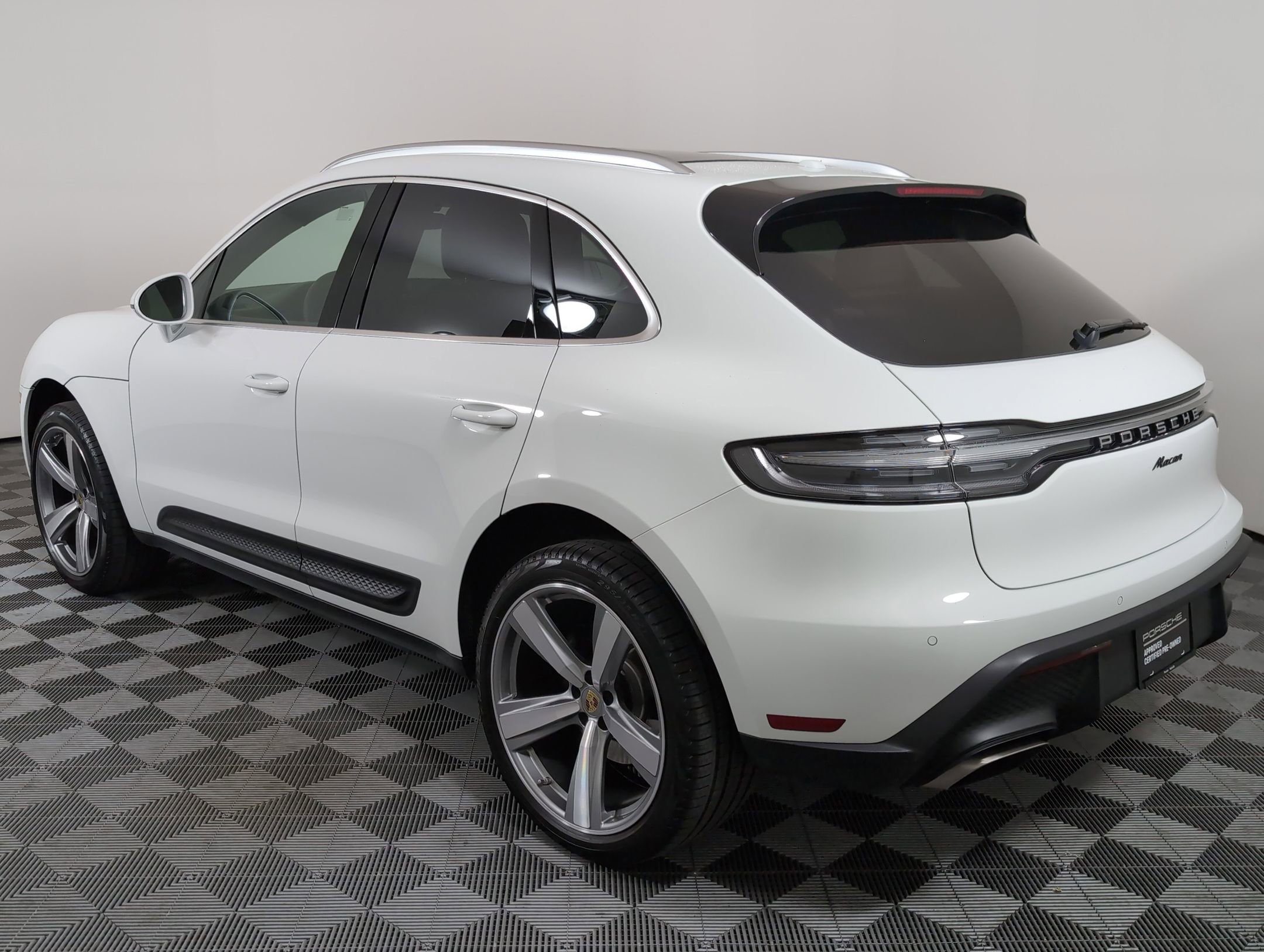 Certified 2025 Porsche Macan image 3