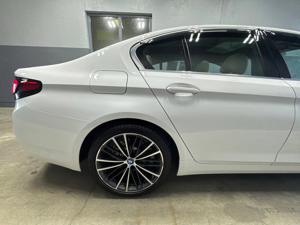 Used 2023 BMW 530e xDrive w/ Premium Package AWD/4WD image 3
