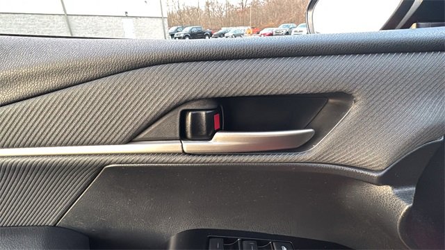Used 2025 Toyota Camry SE image 13
