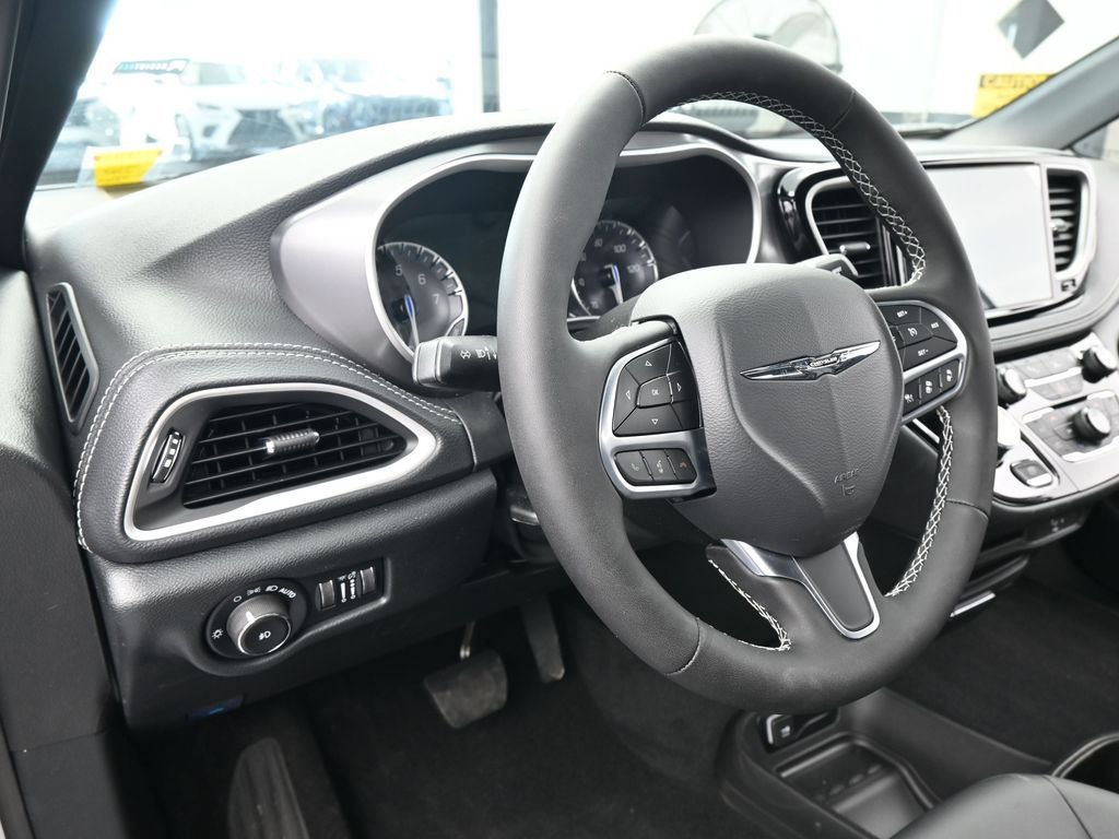 New 2026 Chrysler Pacifica Select image 15
