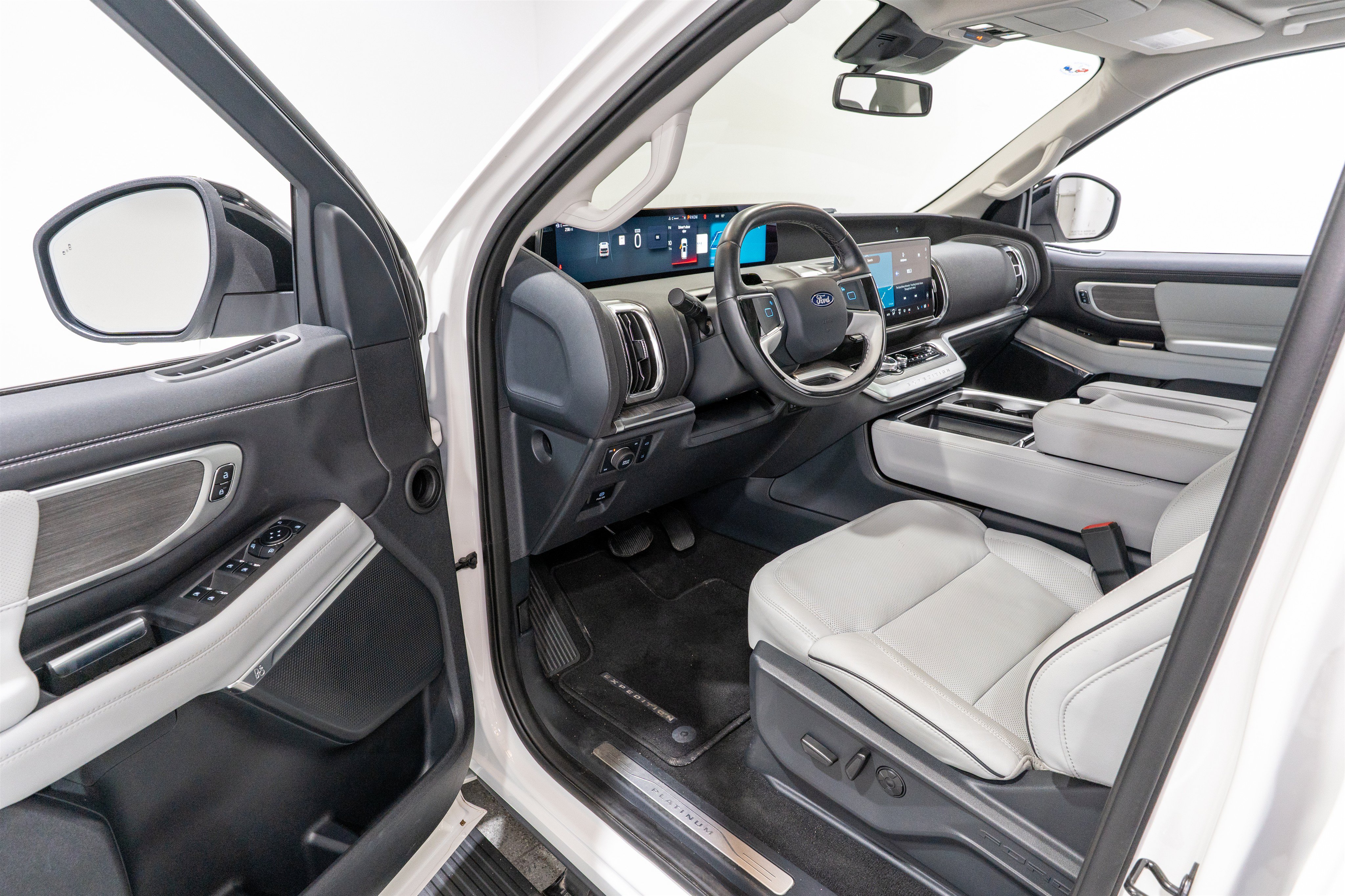 Used 2025 Ford Expedition Max Platinum w/ Platinum Ultimate Package AWD/4WD image 13