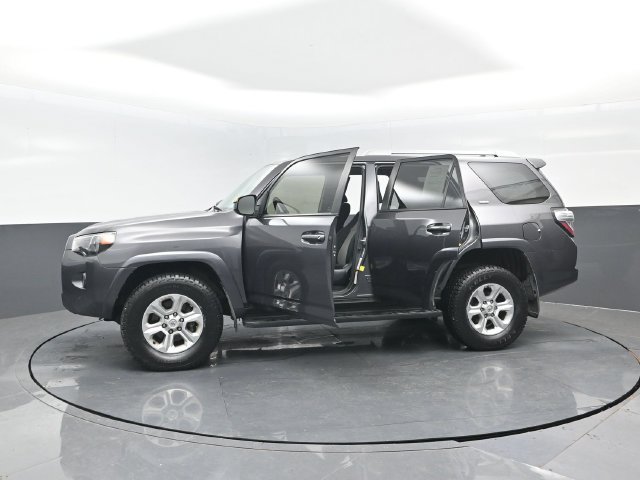Used 2018 Toyota 4Runner SR5 AWD/4WD image 31