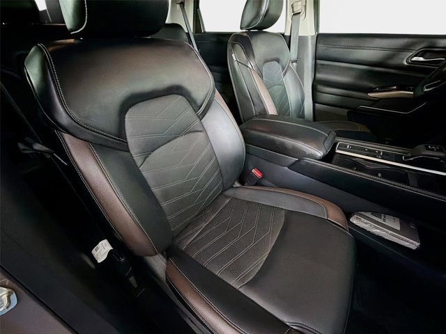 Certified 2024 Nissan Pathfinder Platinum w/ Black Appearance Package FWD image 30