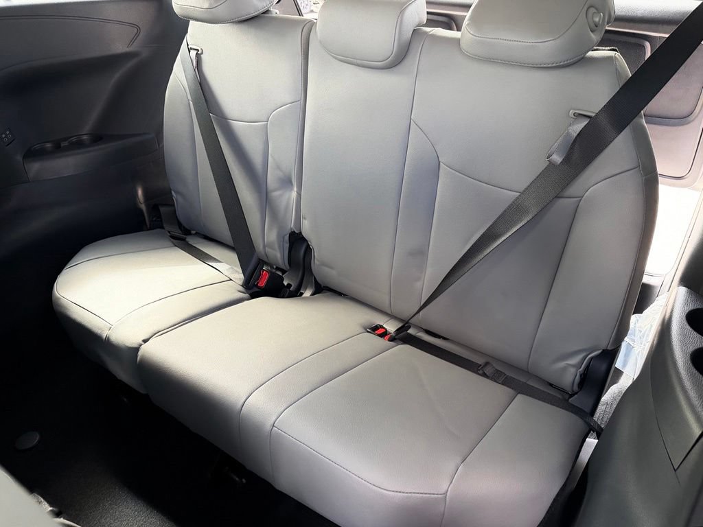 Used 2026 Toyota Sienna XLE FWD image 31
