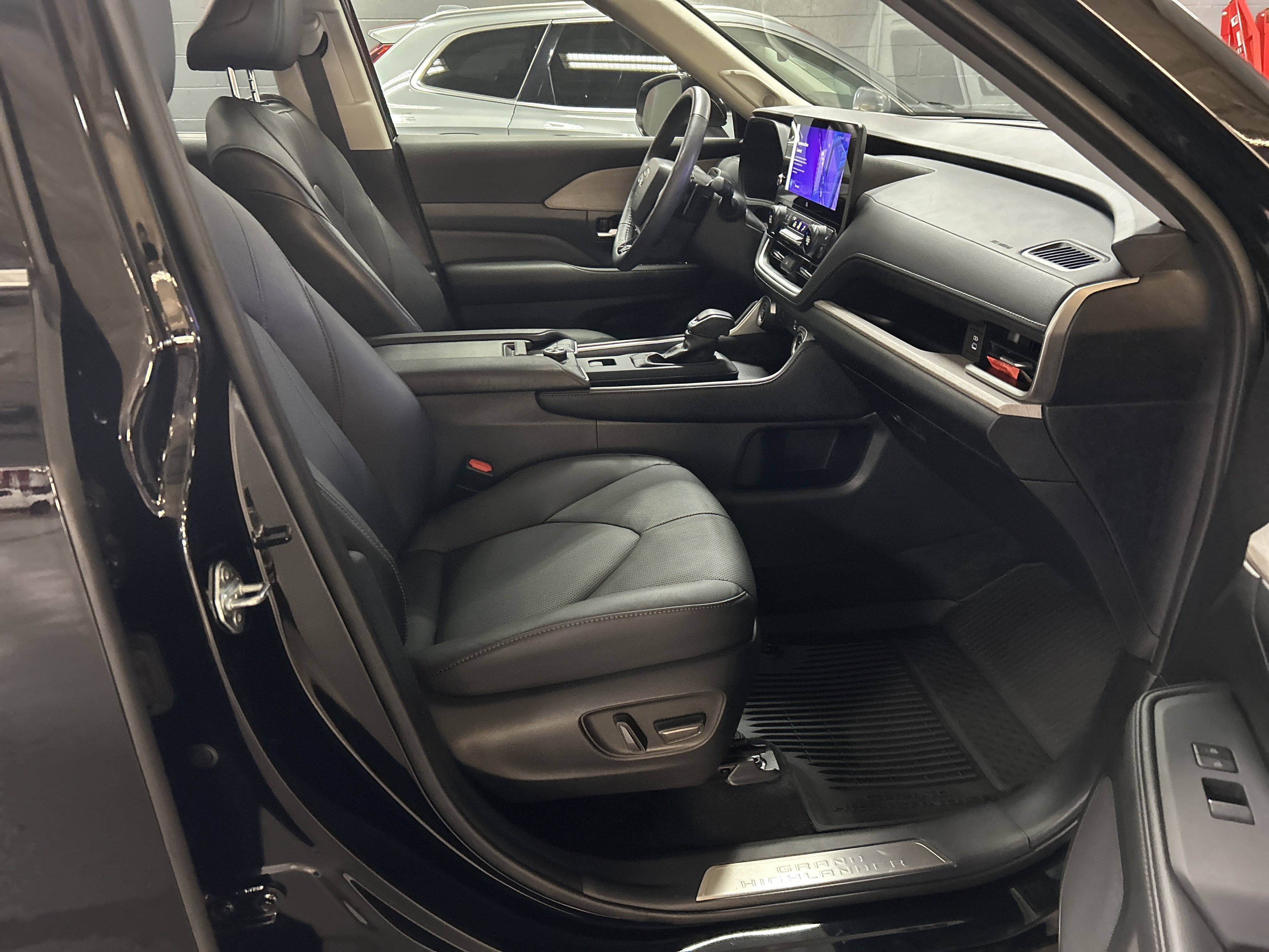 Used 2024 Toyota Grand Highlander AWD image 34