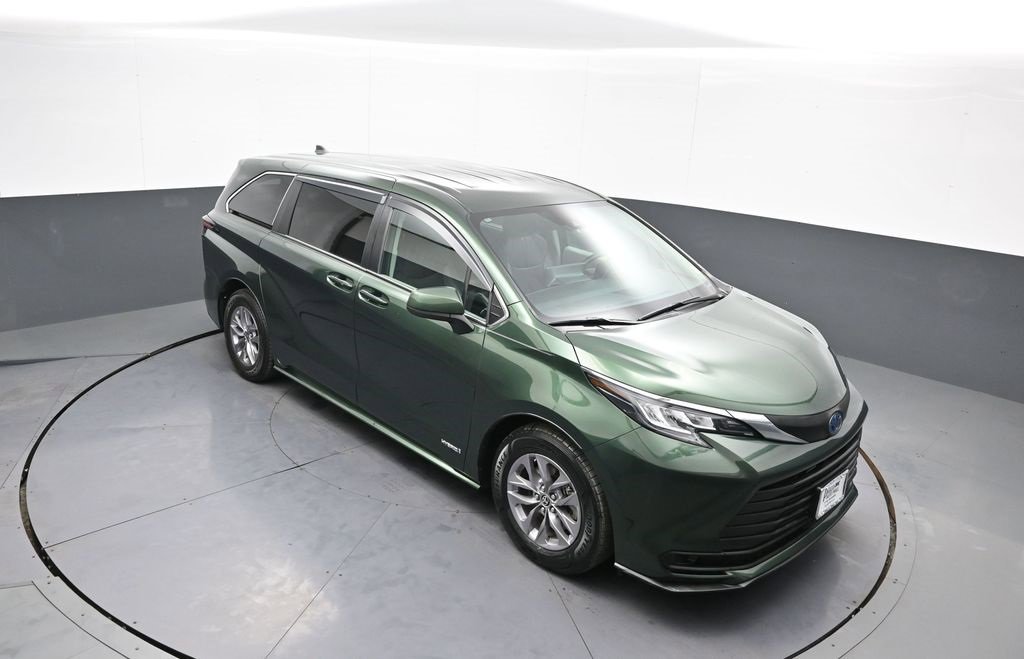 Certified 2021 Toyota Sienna LE image 36