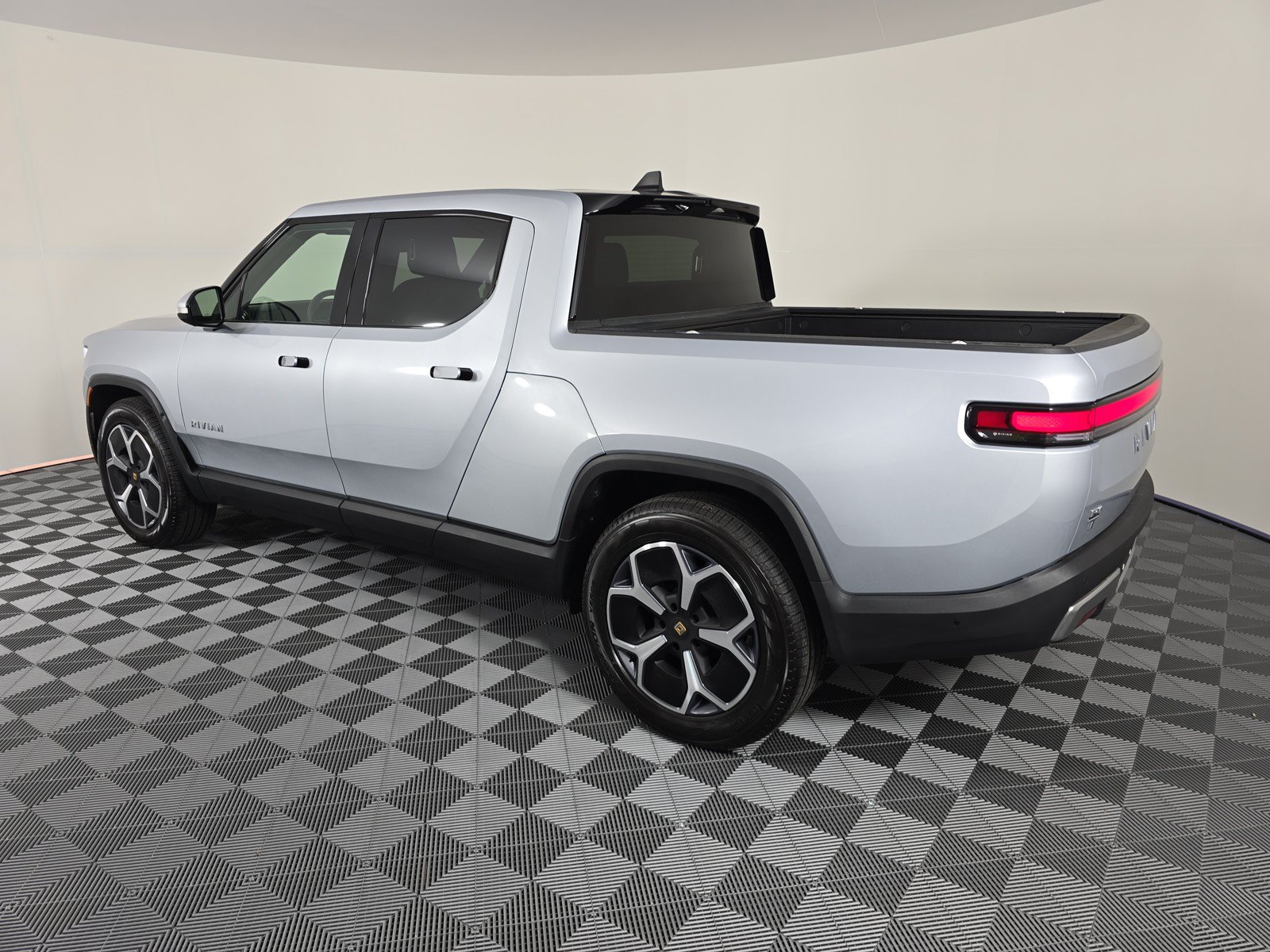 Used 2024 Rivian R1T Adventure AWD/4WD image 3