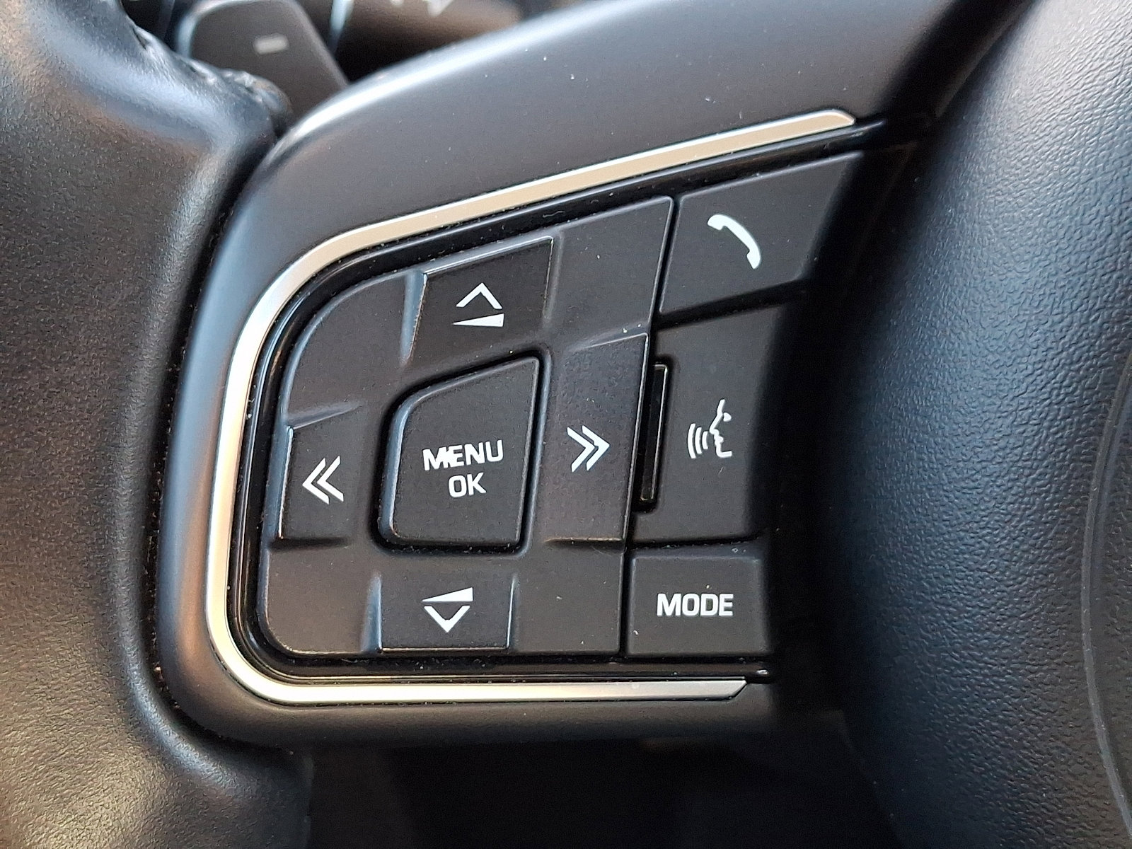 Used 2020 Jaguar XF Premium image 22