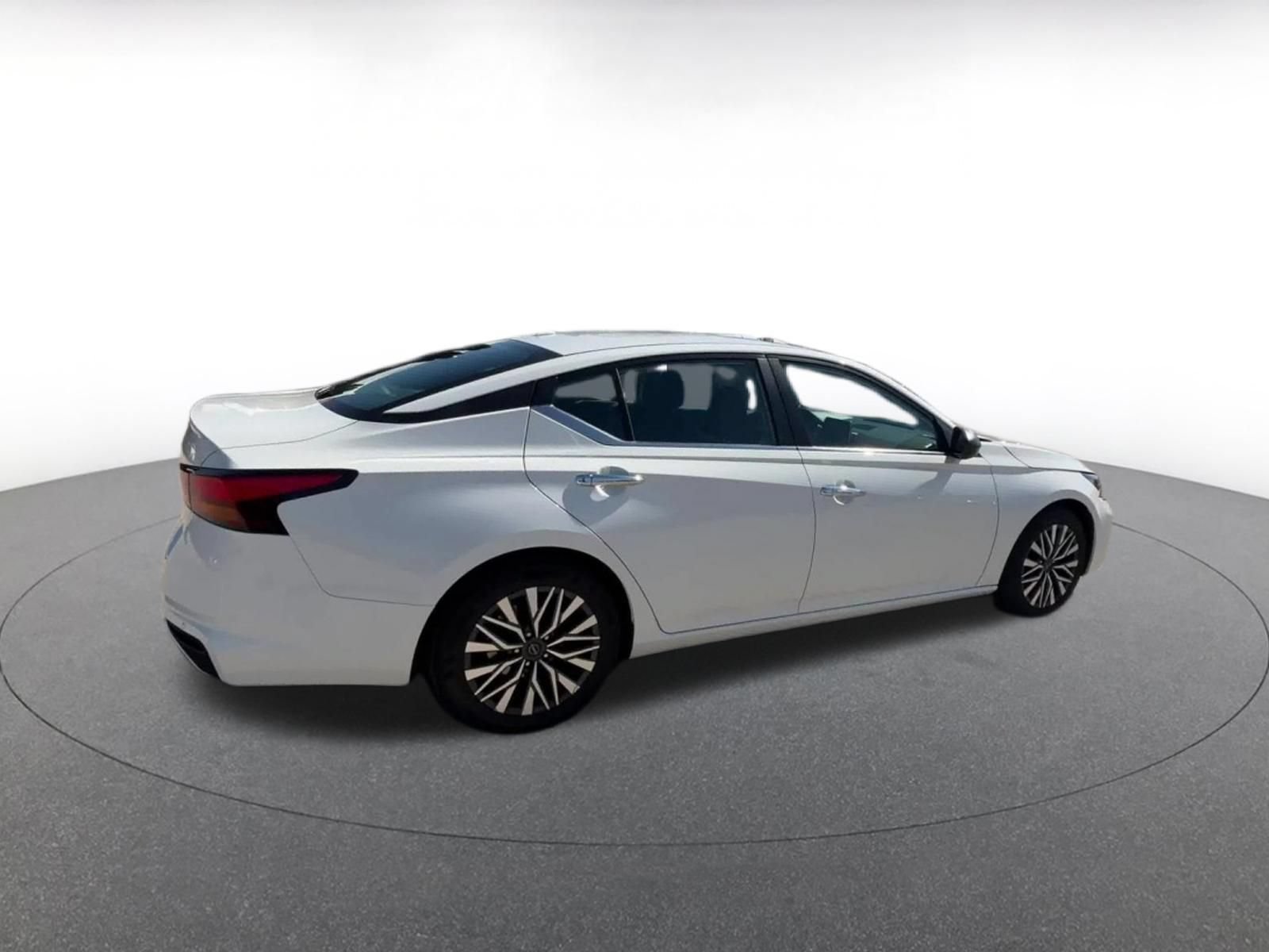 Used 2025 Nissan Altima 2.5 SV FWD image 15