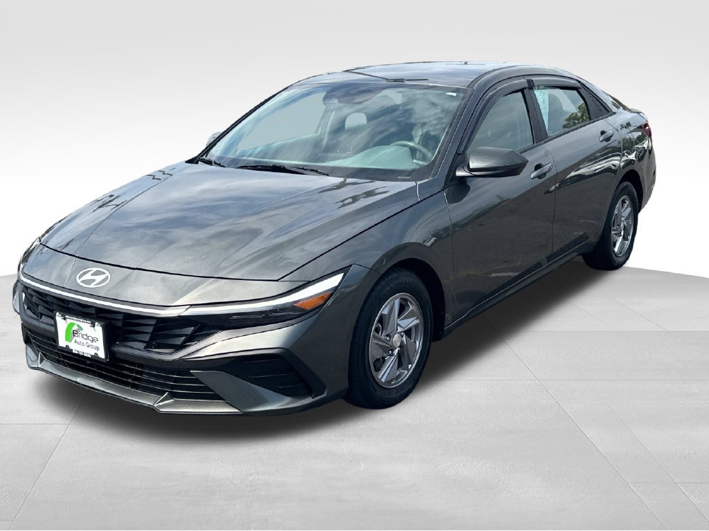 Used 2024 Hyundai Elantra SE FWD image 3