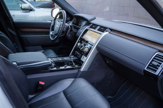 Used 2020 Land Rover Discovery HSE image 43