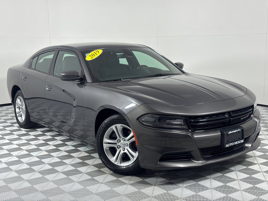Used 2019 Dodge Charger SXT image 2