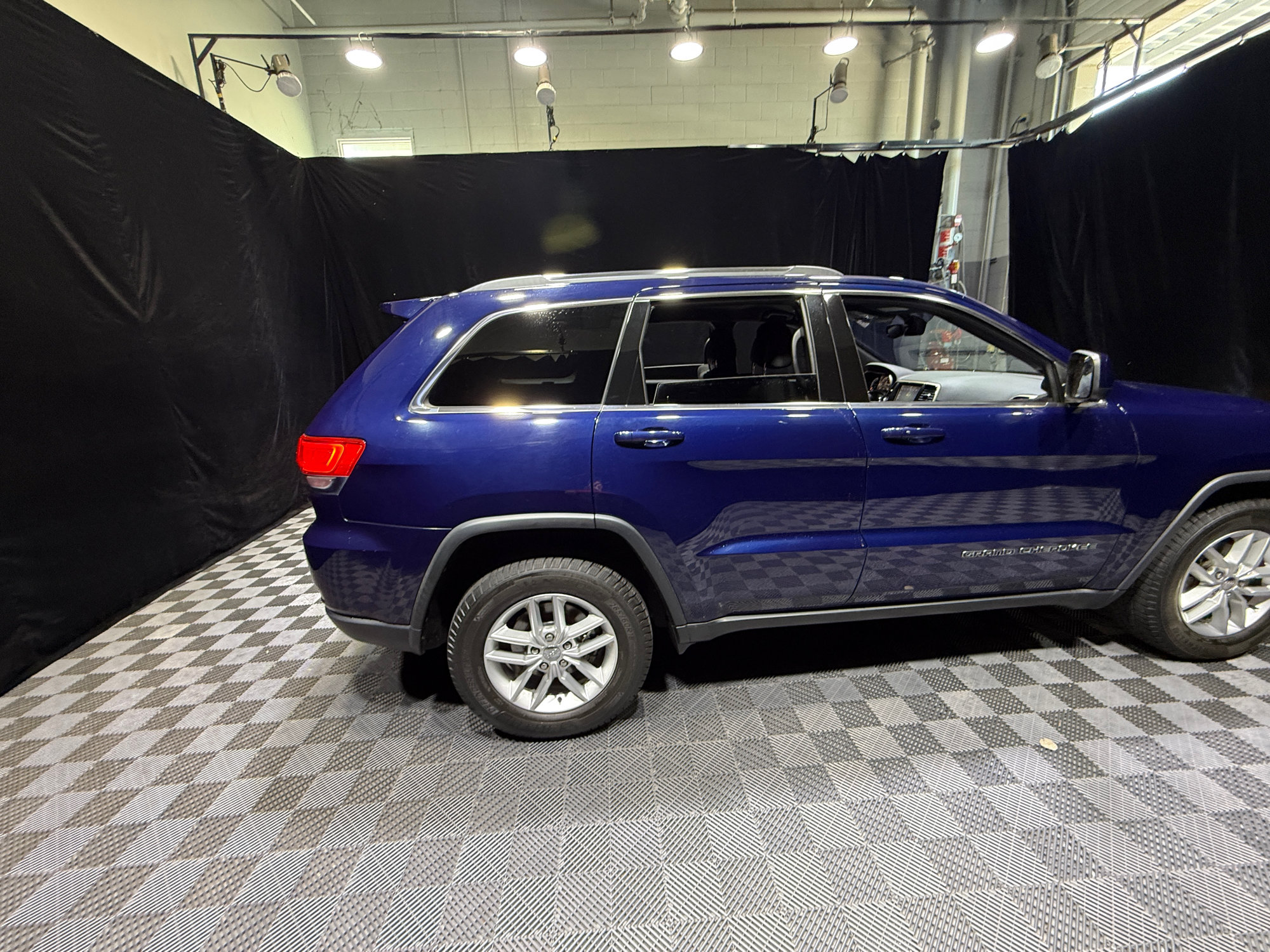 Used 2017 Jeep Grand Cherokee Laredo w/ Quick Order Package 23E AWD/4WD image 7