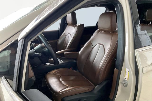 Used 2021 Chrysler Pacifica Limited w/ Uconnect Theater Family Group image 15