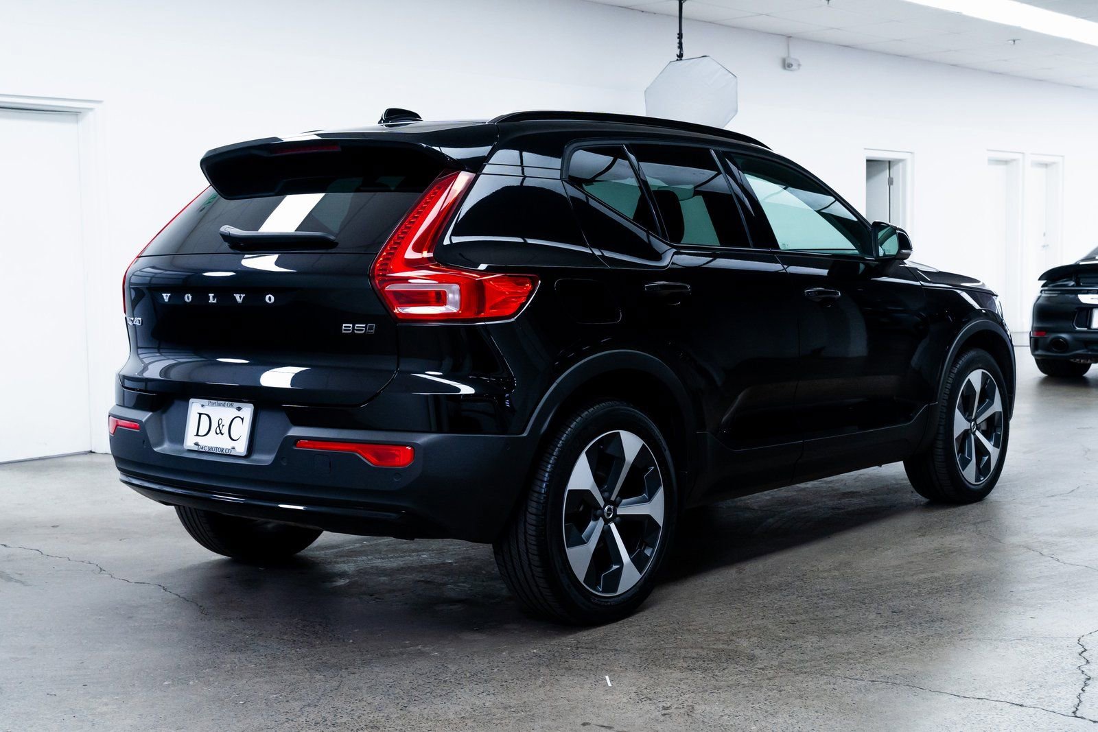 Used 2024 Volvo XC40 B5 Plus AWD/4WD image 6