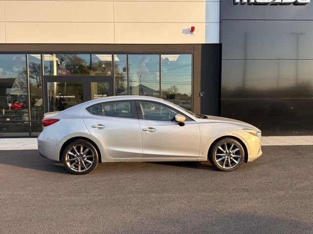 Used 2018 MAZDA MAZDA3 Touring FWD image 2