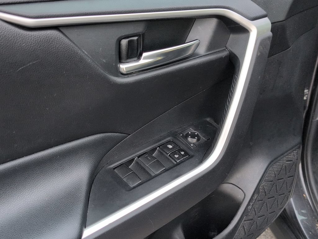 Used 2020 Toyota RAV4 XLE AWD/4WD image 9