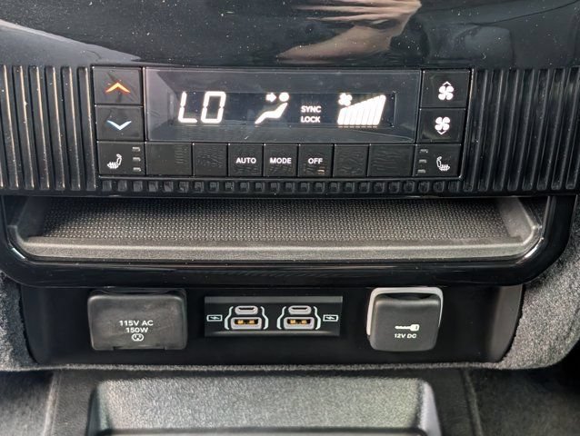 Used 2025 Jeep Wagoneer L Series II w/ Premium Group I AWD/4WD image 32