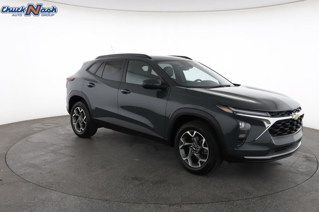 Used 2025 Chevrolet Trax LT FWD image 2