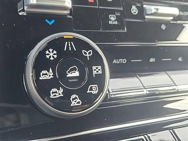 New 2025 Nissan Armada SL w/ Captain's Chari Seat Package AWD/4WD image 10