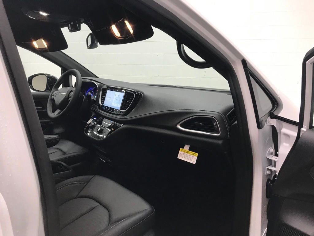 New 2026 Chrysler Pacifica Select w/ S Appearance Package AWD/4WD image 44