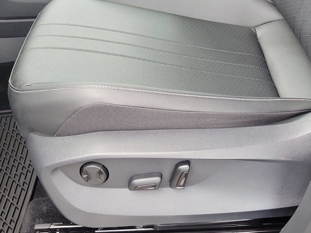 Certified 2023 Volkswagen Tiguan SE R-Line FWD image 26