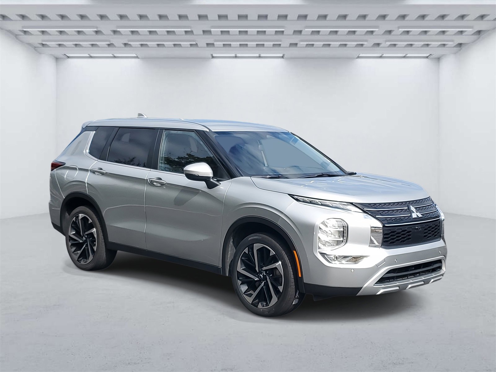 Used 2024 Mitsubishi Outlander SE image 1