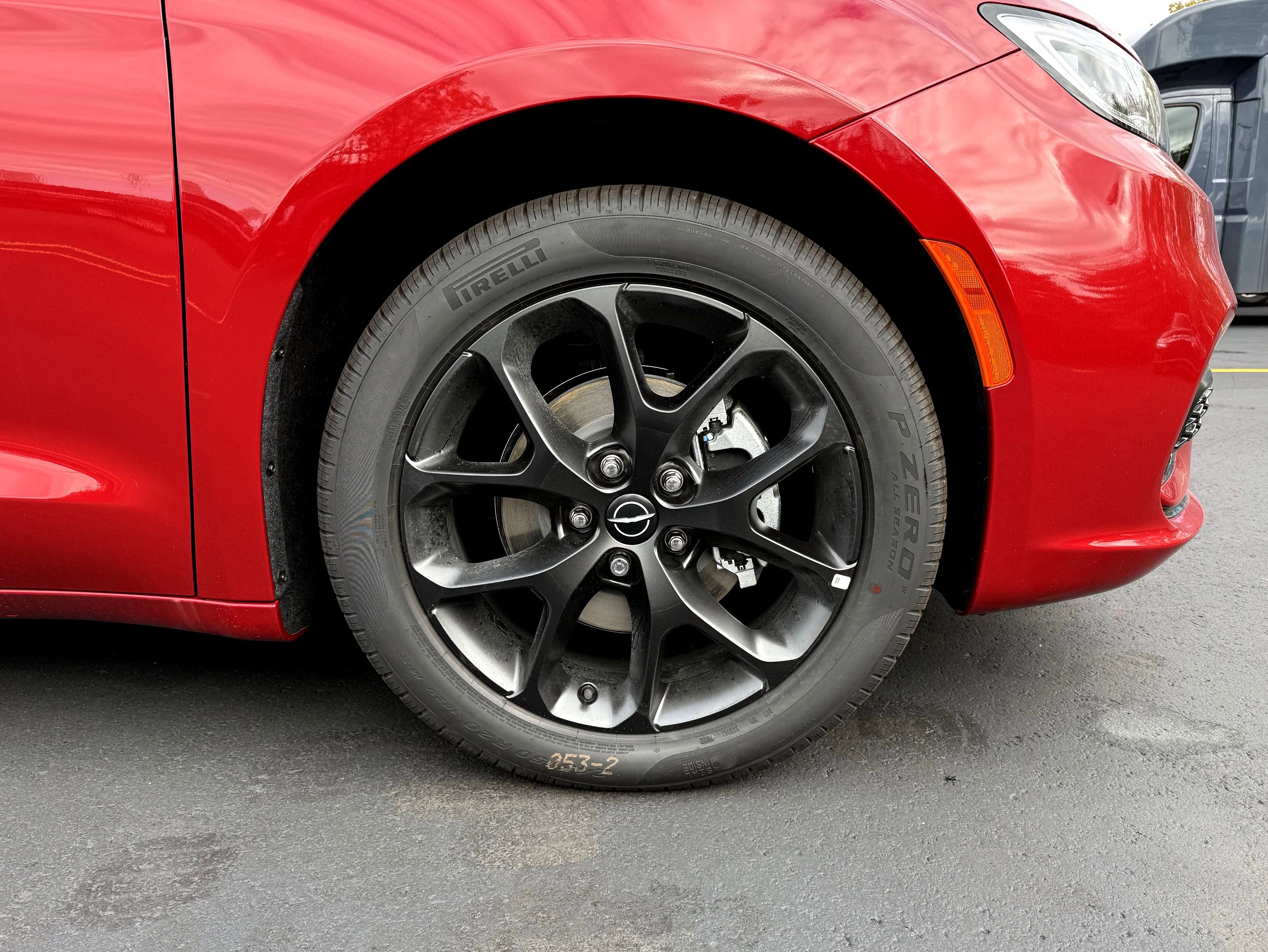 New 2026 Chrysler Pacifica Limited w/ Uconnect Theater Family Group image 13