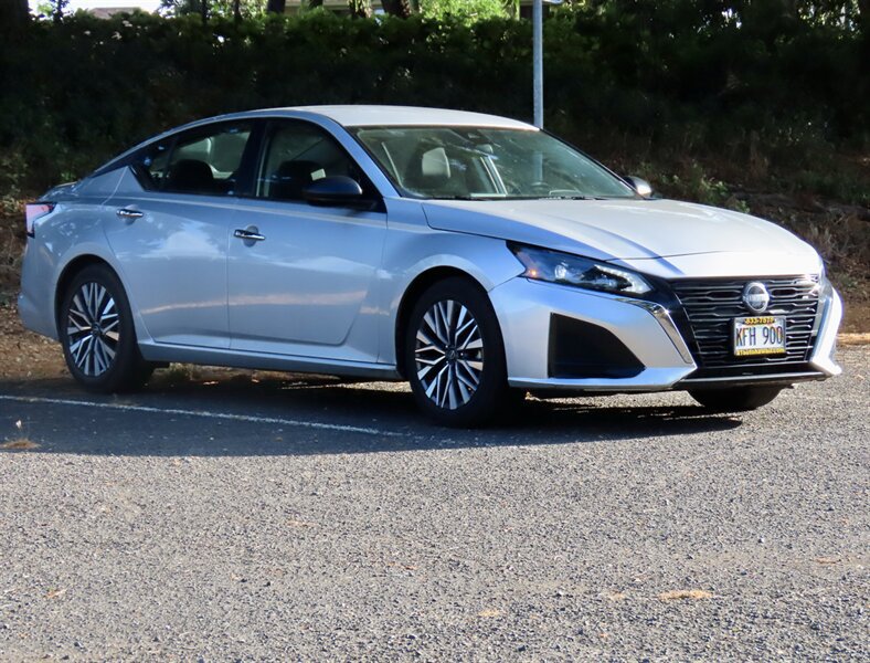 Used 2024 Nissan Altima 2.5 SV FWD image 3