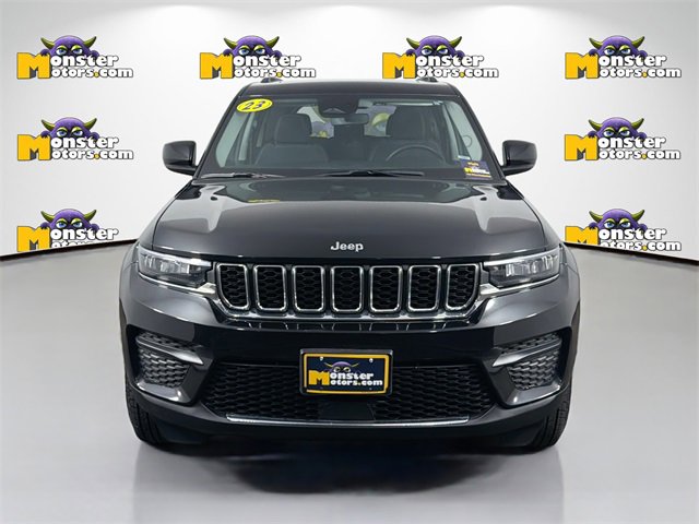 Used 2023 Jeep Grand Cherokee Laredo image 2