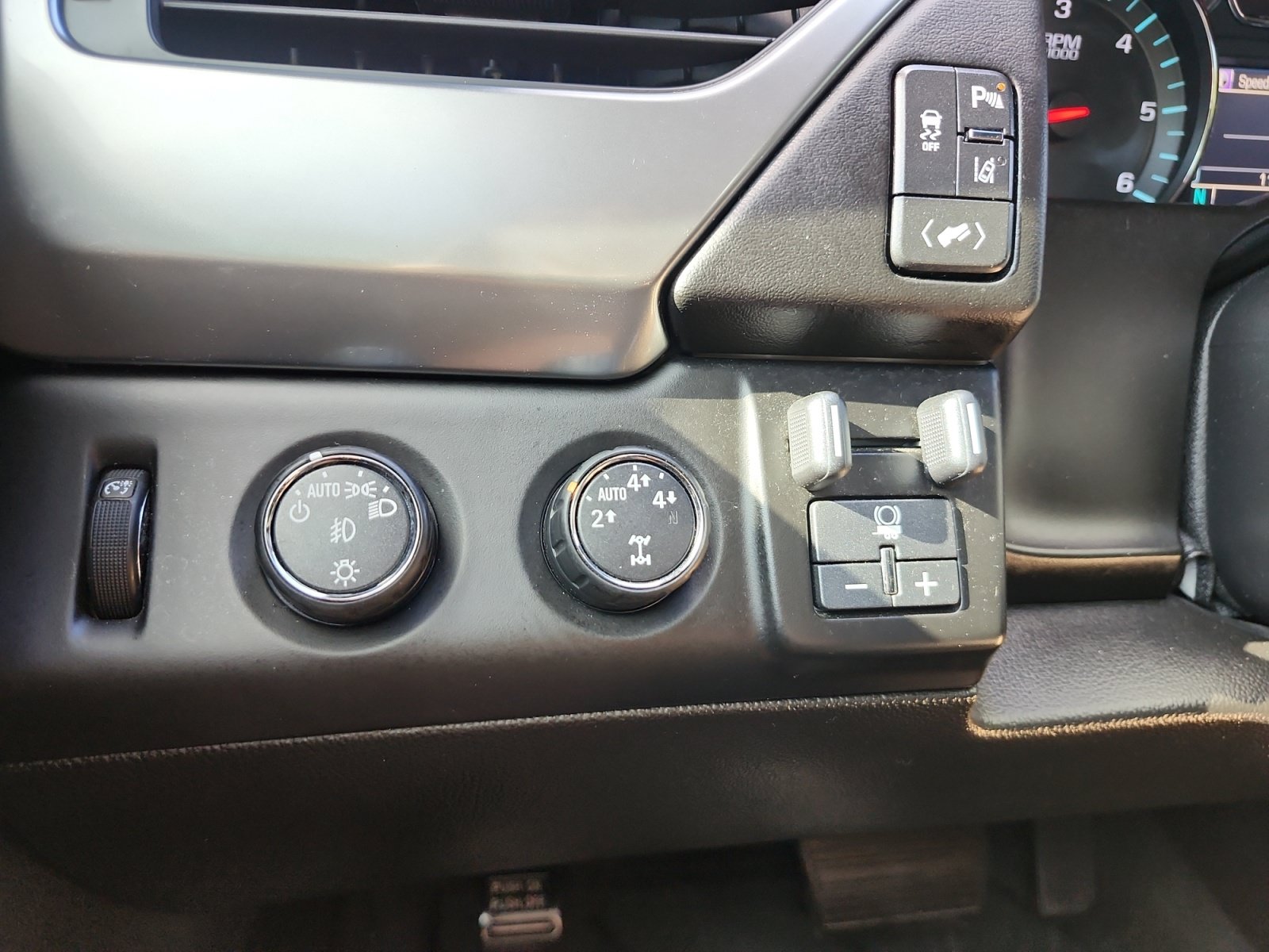 Used 2015 Chevrolet Tahoe LTZ AWD/4WD image 28