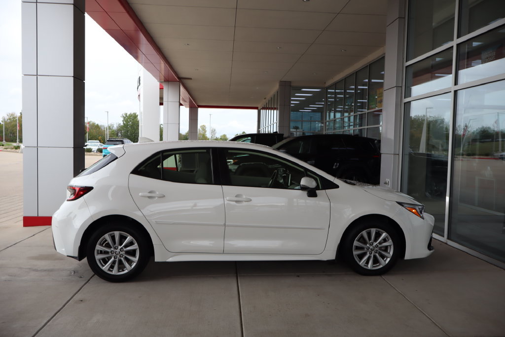 Used 2025 Toyota Corolla SE w/ SE Package FWD image 9