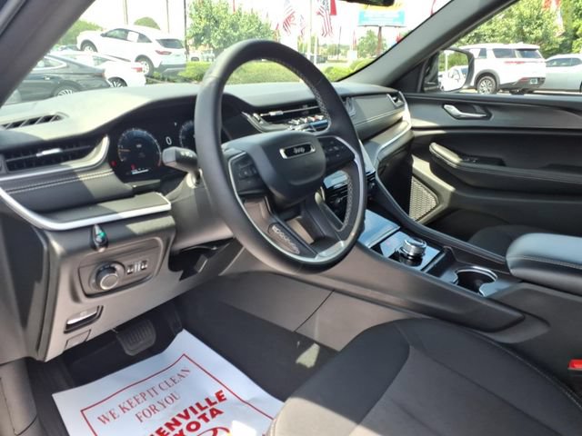 Used 2025 Jeep Grand Cherokee Laredo RWD image 16