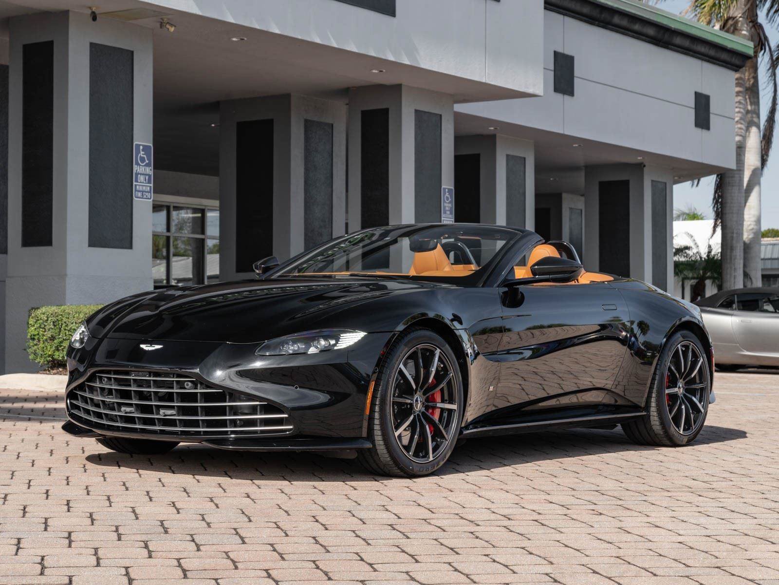 Used 2021 Aston Martin V8 Vantage Roadster RWD image 33