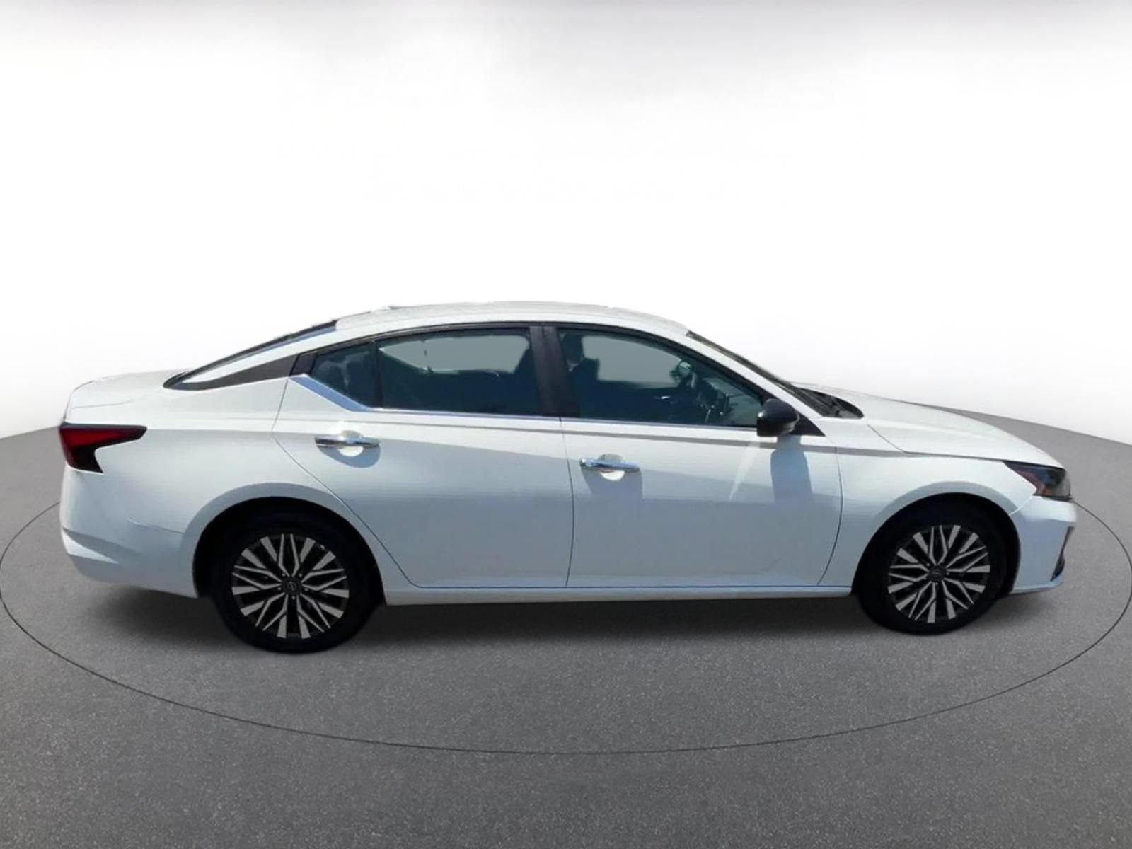 Used 2025 Nissan Altima 2.5 SV FWD image 15