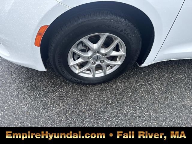 Used 2023 Chrysler Voyager LX image 13