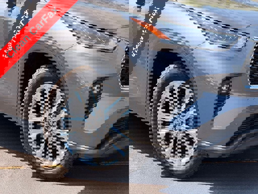 Used 2023 Toyota Highlander Limited FWD image 5