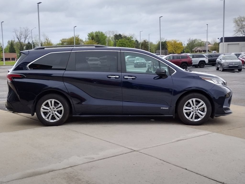 Used 2021 Toyota Sienna XSE AWD/4WD image 16