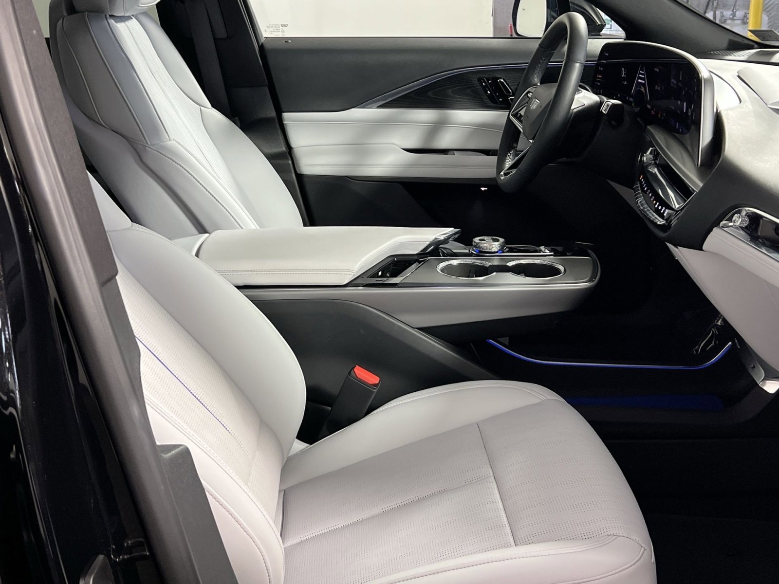 Used 2024 Cadillac Lyriq Luxury w/ LPO, Floor Liner Package AWD/4WD image 29